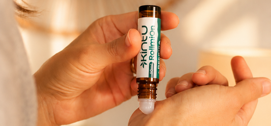 Aplicación de roll-on Relax de Kintu elaborado con aceites esenciales para promover calma y bienestar.