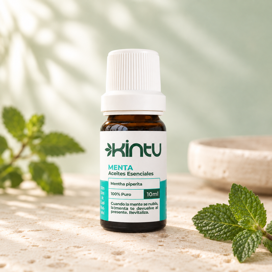 Aceite Esencial Menta Kintu de 10 ml sobre piedra clara junto a hojas de menta.